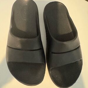 OOFOS Black Slip-On Sandals